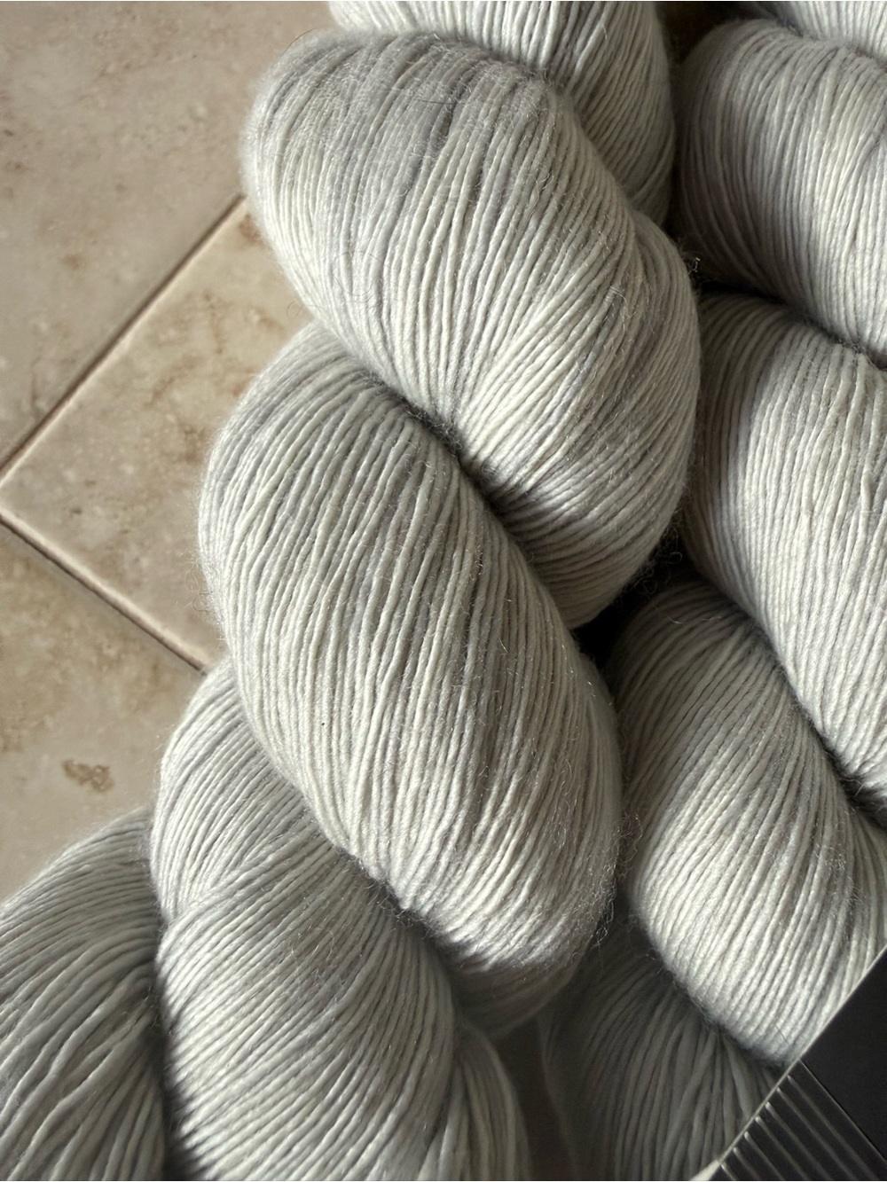Madeline Tosh Silver Fox Hand-Dyed 100% Merino Wool Yarn - 2 Light Gray Hanks - Picture 4 of 6
